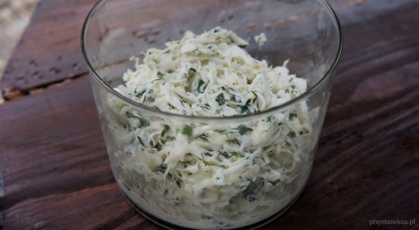 Surówka z białej kapusty z koperkiem