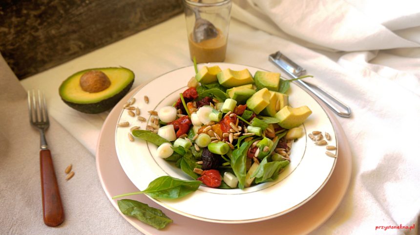 sałatka ze szpinakiem i pieczonym burakiem