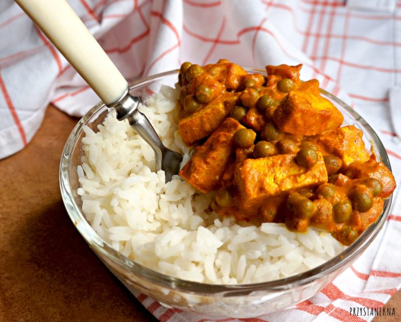Ryż z tofu, groszkiem i sosem pomidorowym