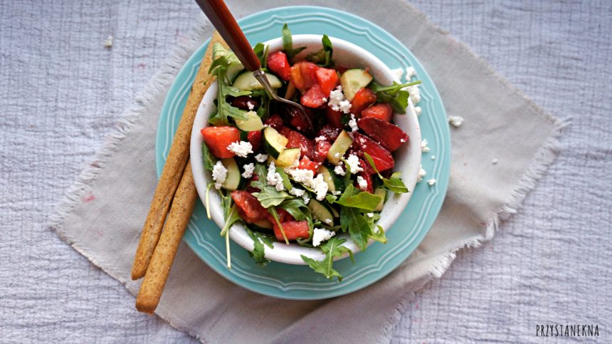 sałatka z rukolą i truskawkami