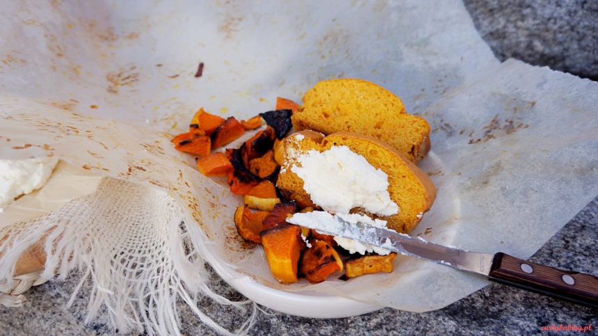 chlebek dyniowy z serkiem