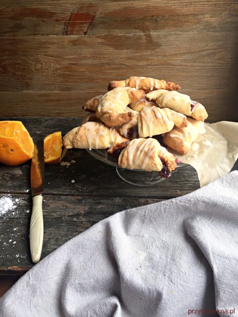 rogaliki z powidłami i lukrem pomarańczowym