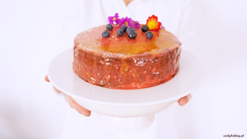 torcik z musem czekoladowym i owocami leśnymi