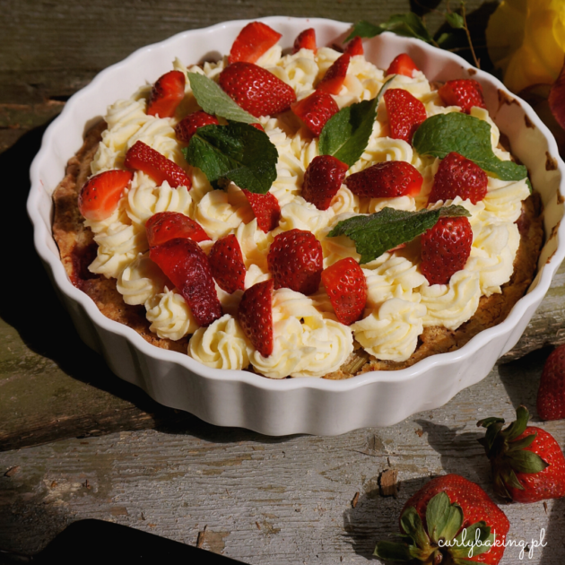 tarta z truskawkami i rabarabarem