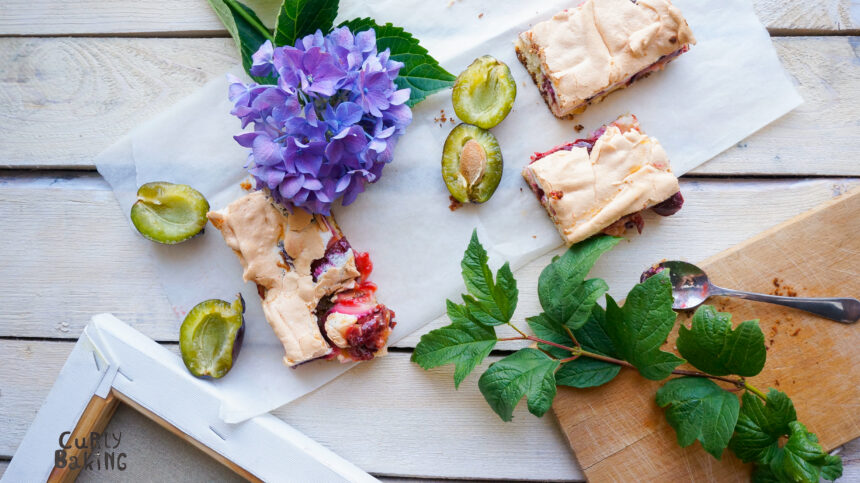 placek ze śliwkami i bezą