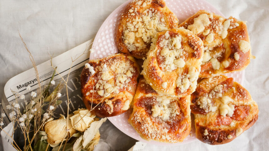 drożdzówki z rabarbarem i kruszonką