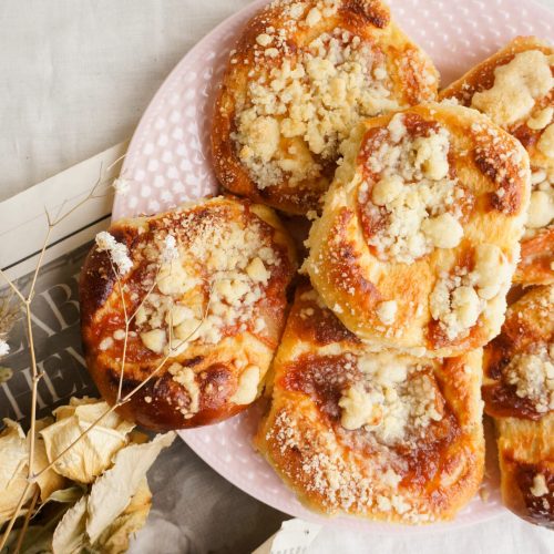 Drożdżówki z rabarbarem i kruszonką